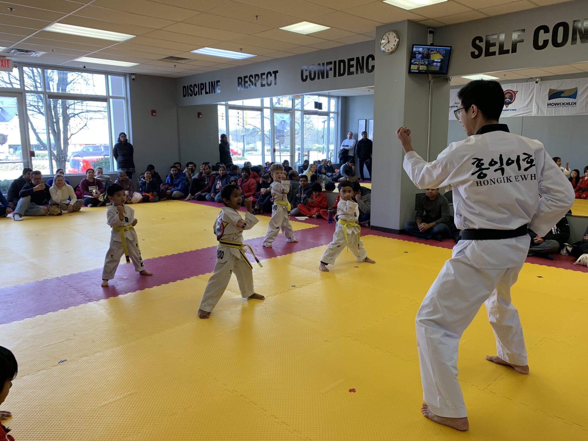 Ahn's Taekwondo dojang training