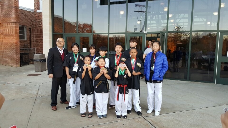 Dae Han Taekwondo competitors with medals