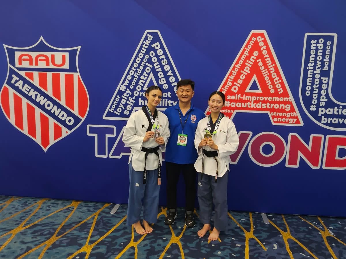 Team Elite USA athletes with their medals