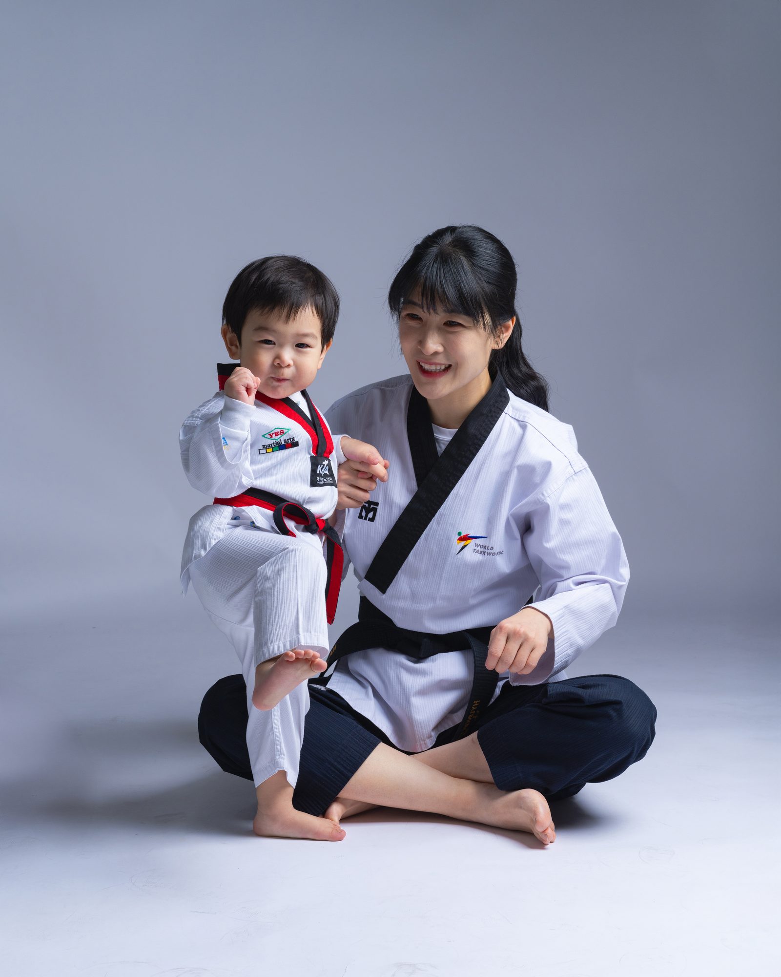 Master Na smiling with a young student