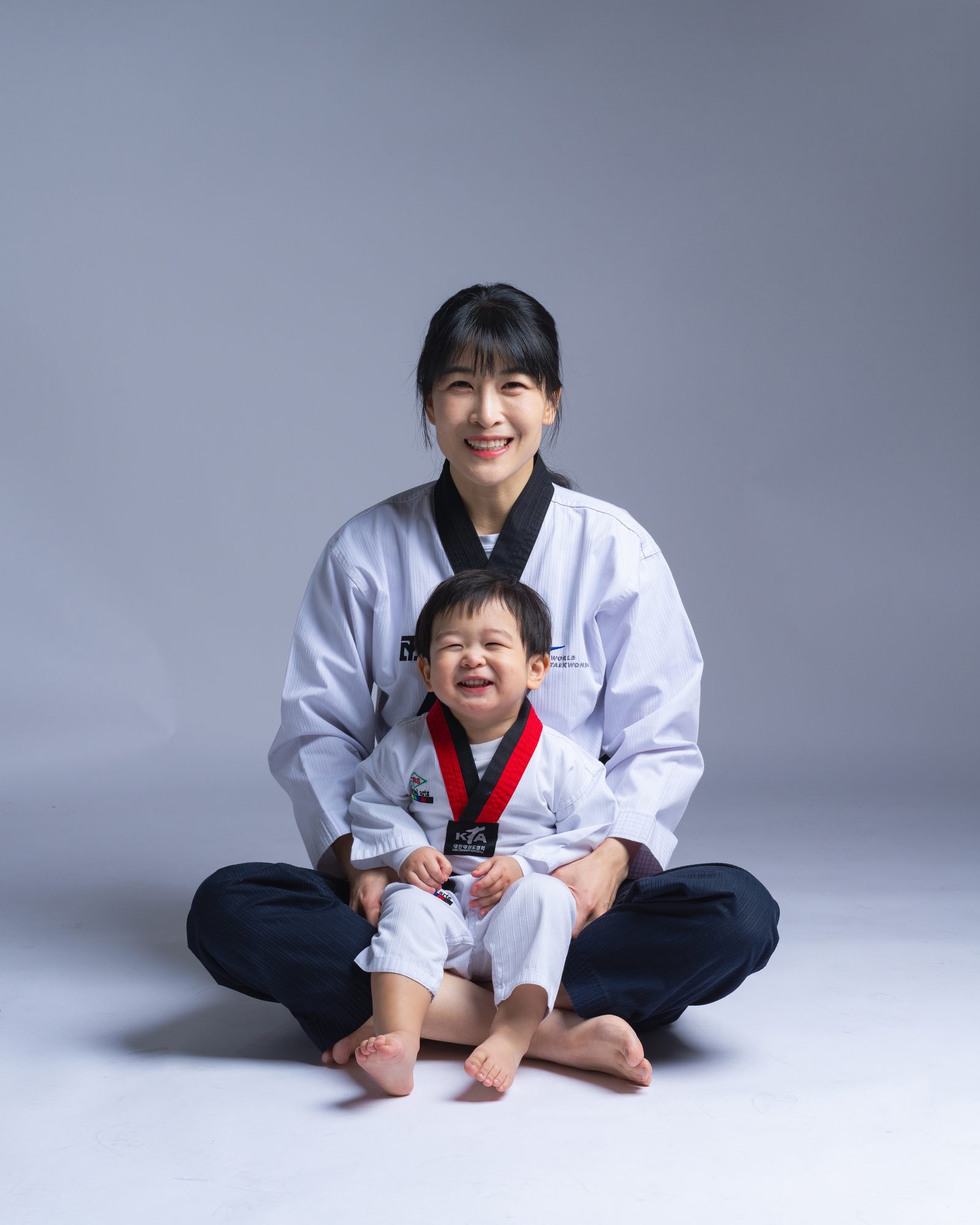 Master Na laughing with a young student