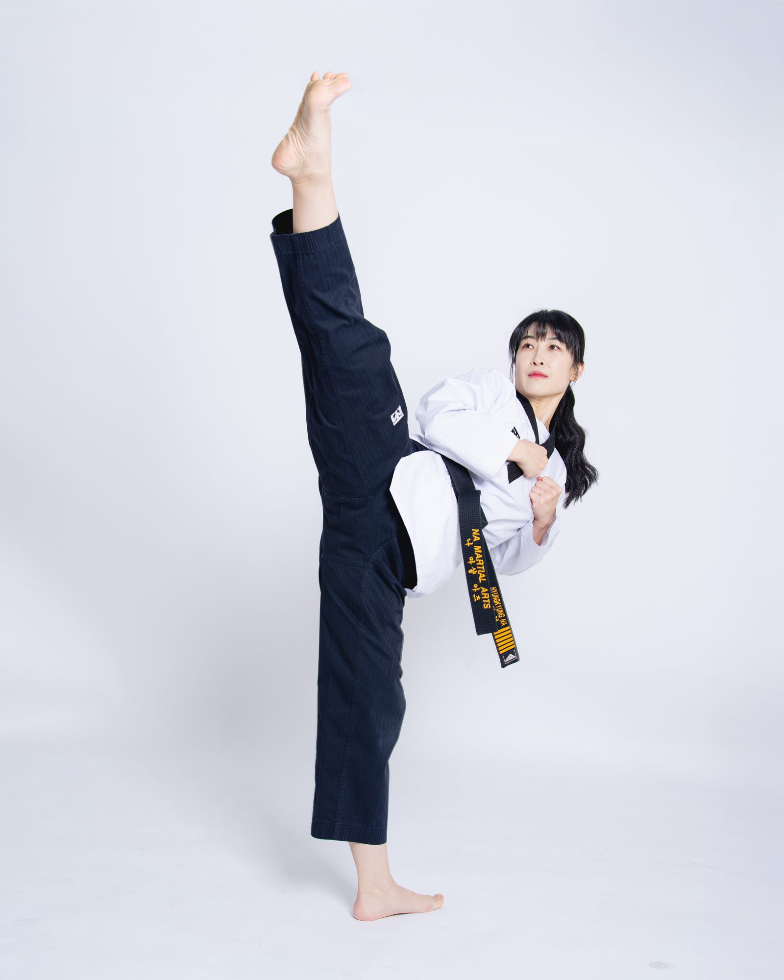 Master Na demonstrating a high kick
