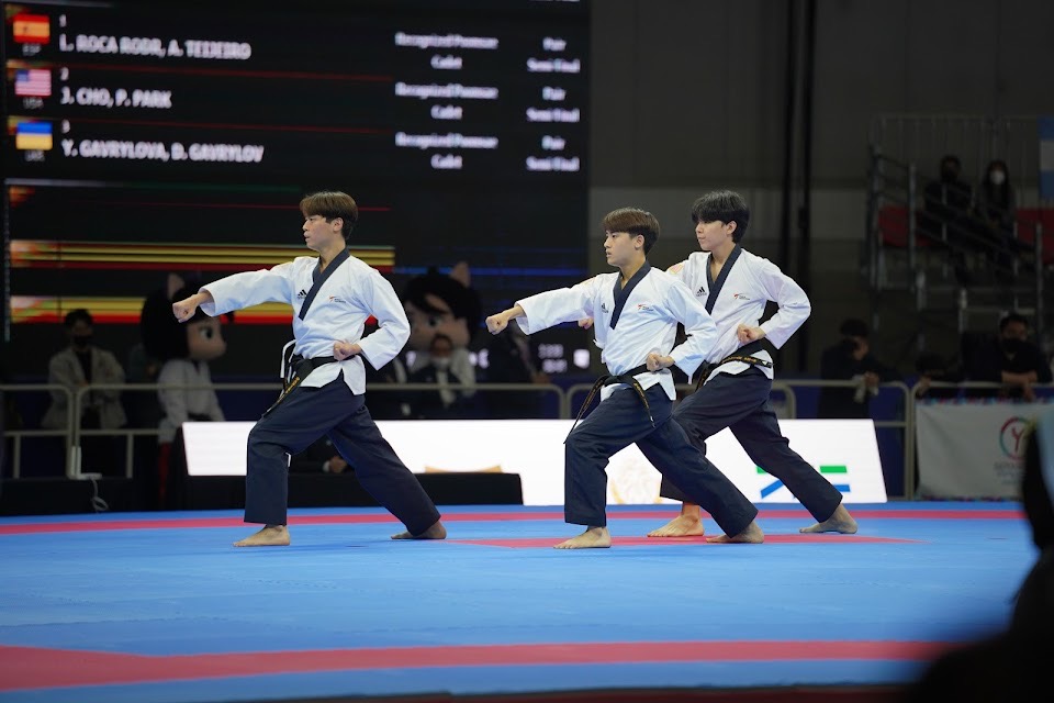 Team poomsae in synchronized formation